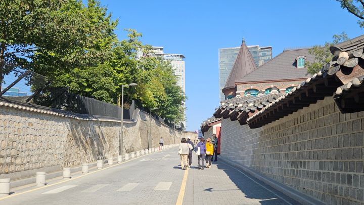 고종의 길 초입. 덕수궁 돌담과 미 대사관저 담이 나란히 이어진다.