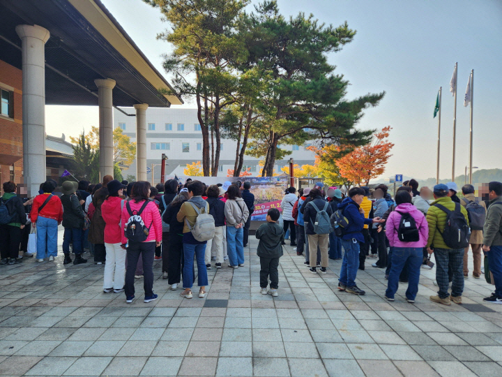 '여행가는 가을'에 기차역 인근에 여행객들로 붐비고 있다. 지역 관광을 활성화하는 마중물이 되길 바란다.