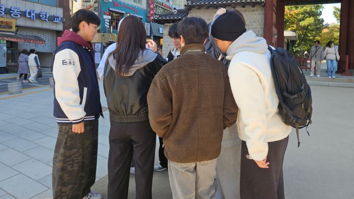 현장 체험학습 중 만난 학생들. 직접 보고 듣는 역사 교육의 순간.