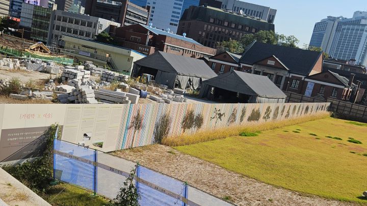 선원전 터 전경. 복원 현장 너머로, 과거와 현재의 서울이 겹쳐진다.