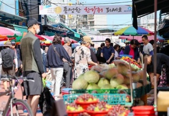 추석 명절 연휴를 앞둔 21일 서울 동대문구 청량리 종합시장이 인파로 붐비고 있다. 2025.9.21. (ⓒ뉴스1, 무단 전재-재배포 금지)