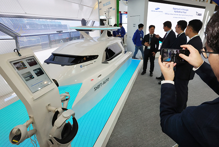 지난달 21일 부산 해운대구 벡스코 제1전시장에서 열린 '2025 국제조선 및 해양산업전'에서 관람객들이 삼성중공업 부스에 전시된 삼성 스마트싱스를 탑재한 자율운항 실증 선박 '시프트-오토'(SHIFT-Auto)를 살펴보고 있다.(사진=저작권자(c) 연합뉴스, 무단 전재-재배포 금지)