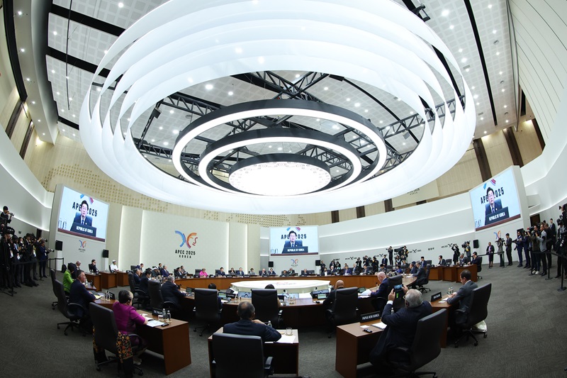 이재명 대통령이 31일 경주화백컨벤션센터(HICO)에서 열린 2025 아시아태평양경제협력체(APEC) 정상회의 제1세션을 주재하고 있다. 2025.10.31(사진=저작권자(c) 연합뉴스, 무단 전재-재배포 금지)