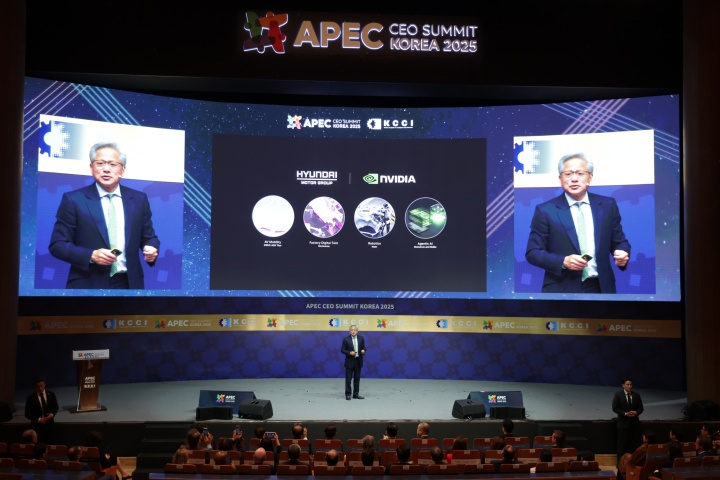 젠슨 황 엔비디아 최고경영자(CEO)가 10월 31일 경북 경주시 경주예술의전당에서 열린 'APEC CEO 서밋' 마지막 특별 세션에서 연설하고 있다.(ⓒ뉴스1, 공동취재, 무단 전재-재배포 금지)