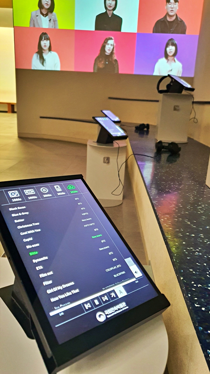 음악과 인터뷰가 어우러진 공간. 'K'의 목소리를 통해 오늘의 문화를 듣는다.