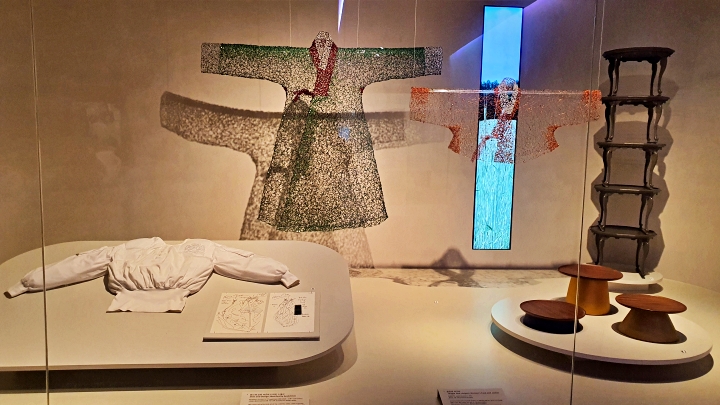 앙드레 김의 의상과 금기숙 작가의 작품. 전통과 현대가 만나 완성된 'K-디자인'의 현재.