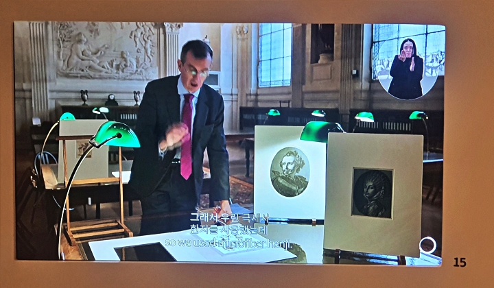 루브르 박물관 복원에도 쓰인 한국의 한지 전통 기술이 세계 문화유산 보존에 기여한 상징적 장면이다.