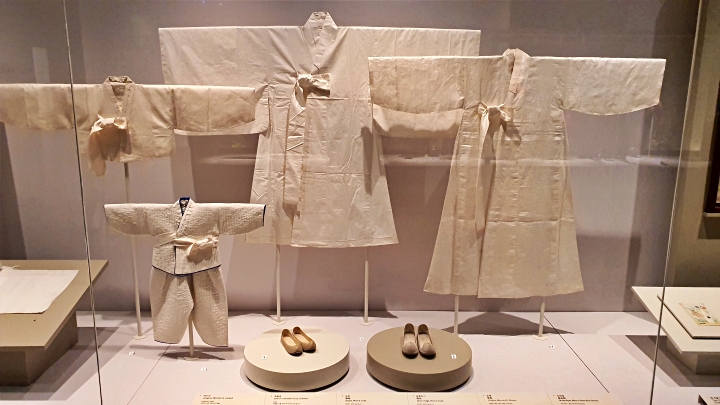 '백의민족'의 상징인 흰옷은 한국인의 아름다움과 공동체 의식을 담고 있다.