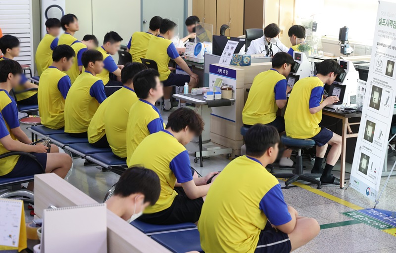 2025년 부산·울산지역 병역판정검사가 실시된 14일 부산 수영구 부산·울산지방병무청에서 입영 대상자들이 신체검사를 받고 있다. 2025.1.14(사진=저작권자(c) 연합뉴스, 무단 전재-재배포 금지)