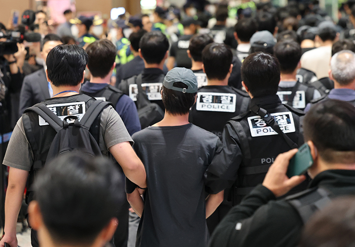캄보디아 온라인 사기에 가담해 구금된 한국인들이 18일 오전 인천국제공항 제2터미널을 통해 송환되고 있다. 2025.10.18 (사진=저작권자(c) 연합뉴스, 무단 전재-재배포 금지)