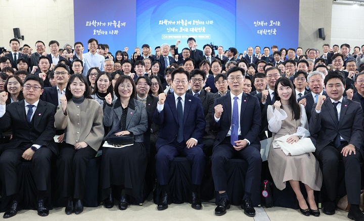 이재명 대통령이 7일 대전 유성구 국립중앙과학관에서 '다시 과학기술인을 꿈꾸는 대한민국' 국민보고회 참석자들과 기념촬영을 하고 있다.(사진=저작권자(c) 연합뉴스, 무단 전재-재배포 금지)