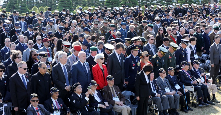 지난해 열린 부산 유엔참전용사 국제추모의 날 기념식에서 참석자들이 묵념을 하고 있다.(ⓒ뉴스1, 무단 전재-재배포 금지)
