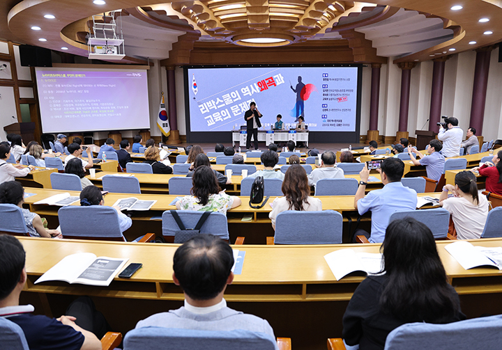 황현필 역사바로잡기연구소장이 서울 여의도 국회 의원회관에서 열린 '리박스쿨의 역사왜곡과 교육의 문제점 토론회'에서 발제하고 있다. 2025.6.30 (ⓒ뉴스1, 무단 전재-재배포 금지)