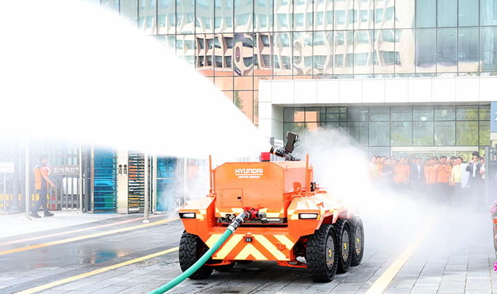 지난 8월 19일 오전 세종시 소방청에서 무인소방로봇 시연 모델이 화재 진압 시연을 하고 있다.(ⓒ뉴스1, 무단 전재-재배포 금지)