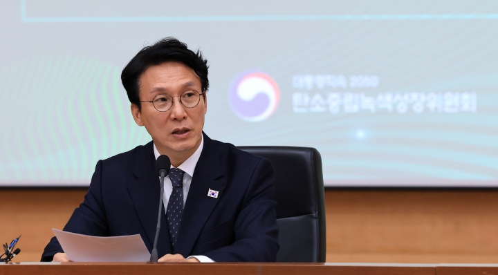 김민석 국무총리가 10일 서울 종로구 정부서울청사 별관 국제회의장에서 열린 2050 탄소중립녹색성장위원회 전체회의에서 발언을 하고 있다. 2025.11.10. (ⓒ뉴스1, 무단 전재-재배포 금지)