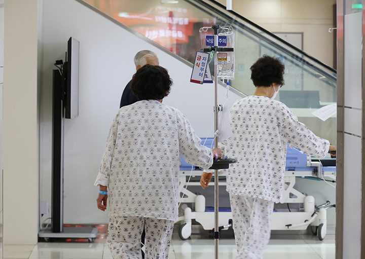 서울 시내 한 병원에서 입원 환자가 이동하고 있다. 2024.6.14 (사진=저작권자(c) 연합뉴스, 무단 전재-재배포 금지)