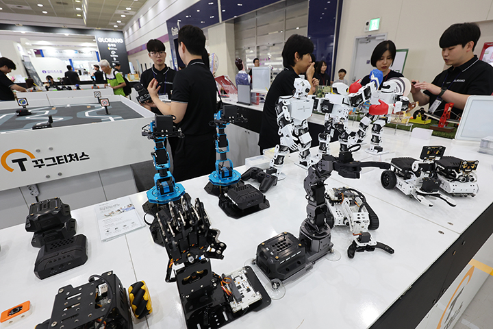 서울 강남구 코엑스에서 열린 '에듀테크 코리아 페어'를 찾은 관람객들이 AI 로보틱스 실습 교구를 살펴보고 있다. 2025.9.18 (사진=저작권자(c) 연합뉴스, 무단 전재-재배포 금지)