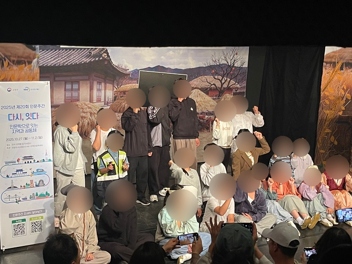 인문주간 일환 '제1회 군산 돌봄 연극제'에 참여한 자녀.