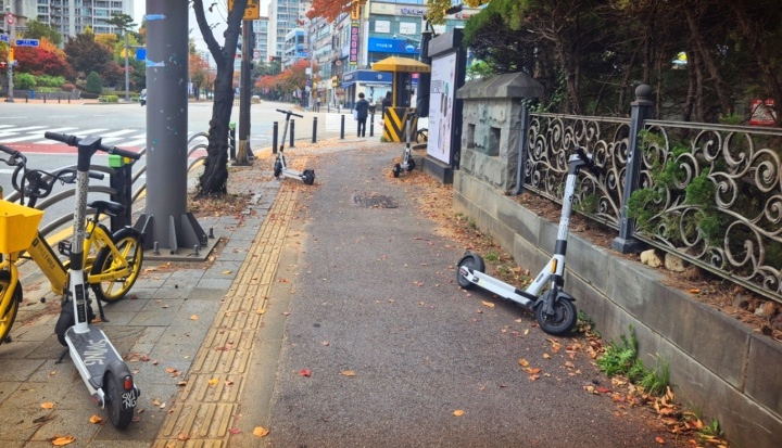 보도 위 보행자 통행 방해 전동 킥보드.