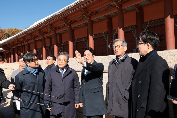 김민석 국무총리가 10일 서울 종로구 유네스코 세계문화유산인 종묘를 찾아 최근 서울시의 세운상가 재개발 계획에 따른 영향을 살펴보고 대책을 점검하고 있다. 2025.11.10. (ⓒ뉴스1, 무단 전재-재배포 금지)