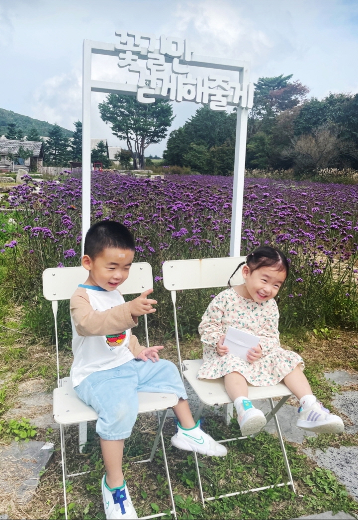 후배의 쌍둥이 남매. 돌잔치 한 게 엊그제 같은데 벌써 내년이면 유치원에 갈 나이가 됐다.