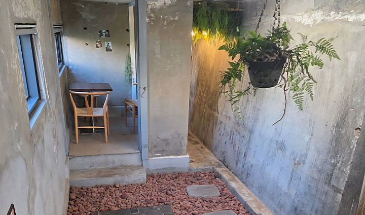 옛 건물의 흔적을 새 칠하는 대신 그대로 남겨두길 택했다. 오히려 고즈넉한 멋스러움이 묻어나온다.