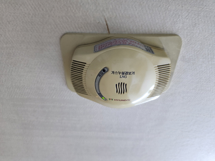 주방 천장에 달린 가스누설 경보기는 가스가 누설될 경우 경보음을 울린다.