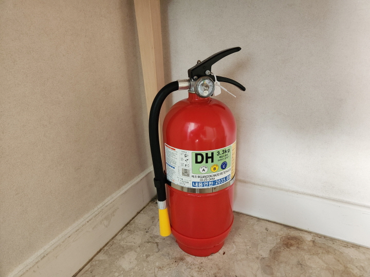 새로 구입한 소화기를 가족들의 눈에 잘 띄는 현관문 옆에 뒀다.