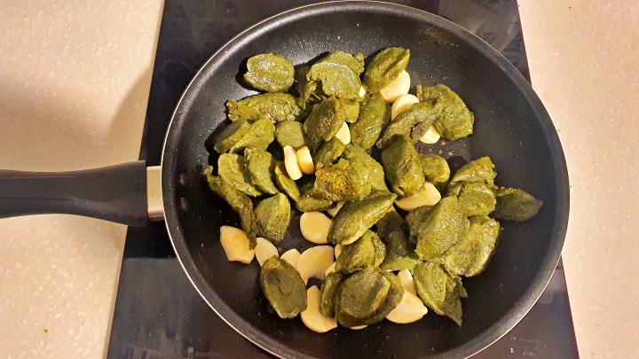 쑥 가래떡으로 만드는 떡볶이. 가래떡데이의 의미를 일상 속에서 실천하다.