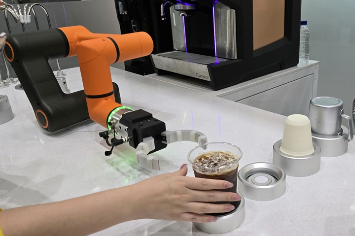 습도 등에 구애받지 않고 맞춤형 커피를 내리는 로봇 바리스타.