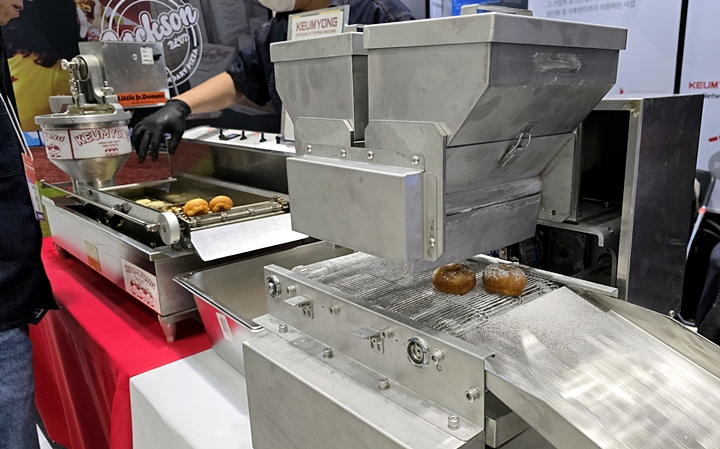 반죽을 넣으면 도넛이 튀겨 나오는 기계.