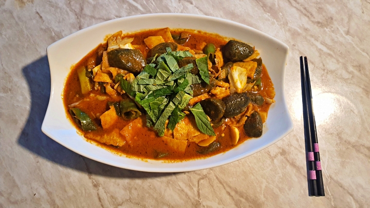 집에서 키운 깻잎을 올려 완성한 떡볶이. 농업의 가치를 식탁에서 느끼다.