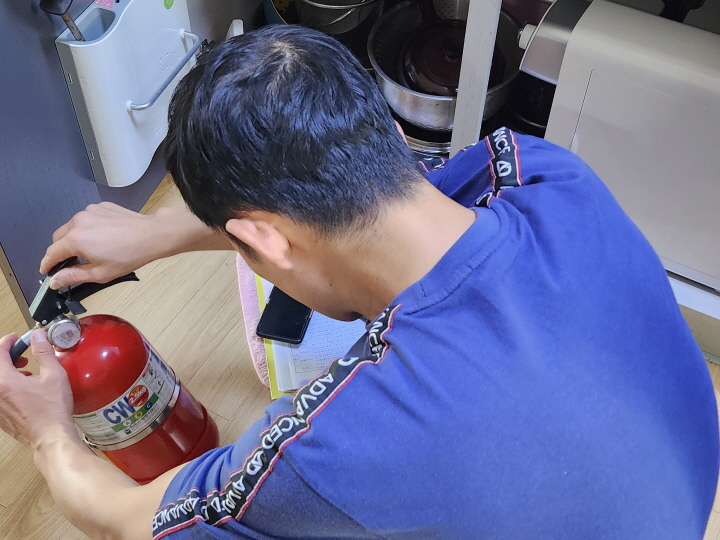 '소방시설 외관 점검표'에 나온 항목별로 정상 혹은 불량 여부를 점검해서 표시한다.