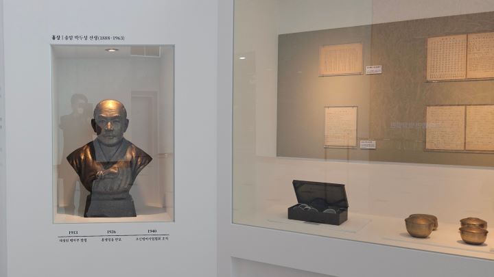 박두성 선생의 흉상과 사용하던 물품과 흔적.