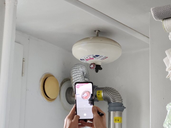 보일러실 천장에 달린 자동 확산 소화기는 지시 압력계가 녹색이어야 정상 작동한다.