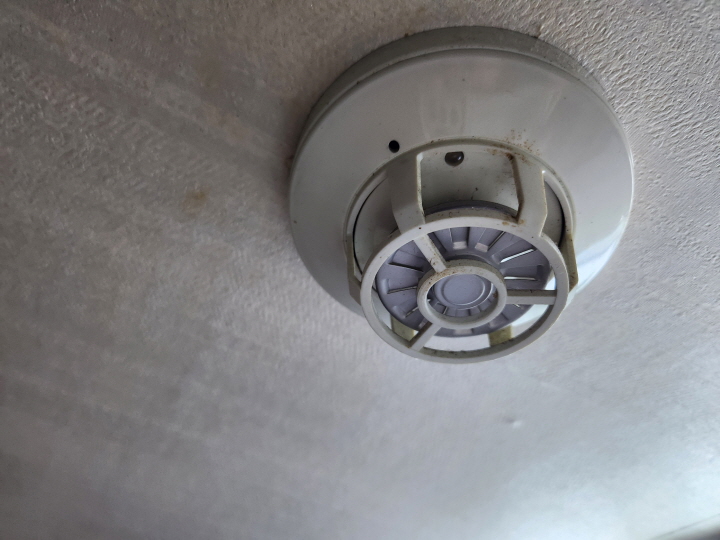 주방 천장에 달린 스프링클러 헤드에 변형, 손상, 부식이 있는지를 확인한다.