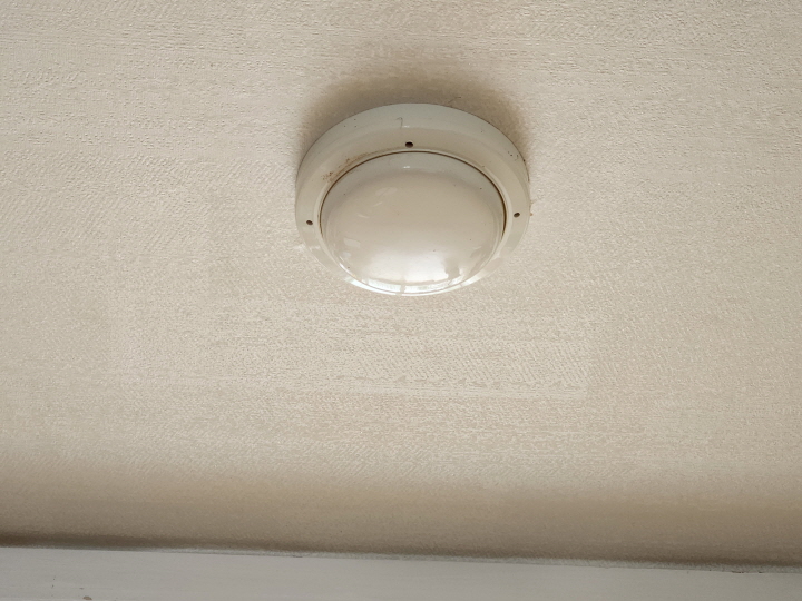 거실, 주방, 방의 천장에 달린 화재감지기는 관리사무소와 연결되어 있다. 경보음이 울릴 때 관리사무소에서도 즉시 인지할 수 있다.