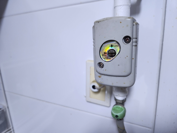 가스레인지 위에 달린 가스차단기는 가스가 누설될 때 가스를 차단한다.