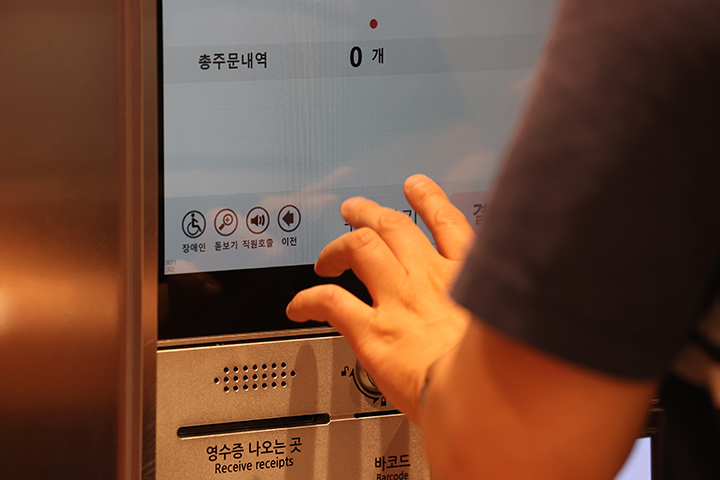 시각장애인들이 12일 서울의 한 패스트푸드점을 찾아 무인주문기(키오스크)에서 실제 주문을 해보는 '내돈내산 권리찾기 캠페인'을 하고 있다. 2022.7.12 (사진=저작권자(c) 연합뉴스, 무단 전재-재배포 금지)