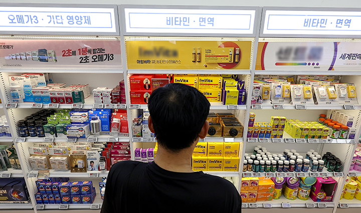 서울 시내 한 대형마트에서 시민들이 건강기능식품을 둘러보고 있다. 2024.6.18 (사진=저작권자(c) 연합뉴스, 무단 전재-재배포 금지)