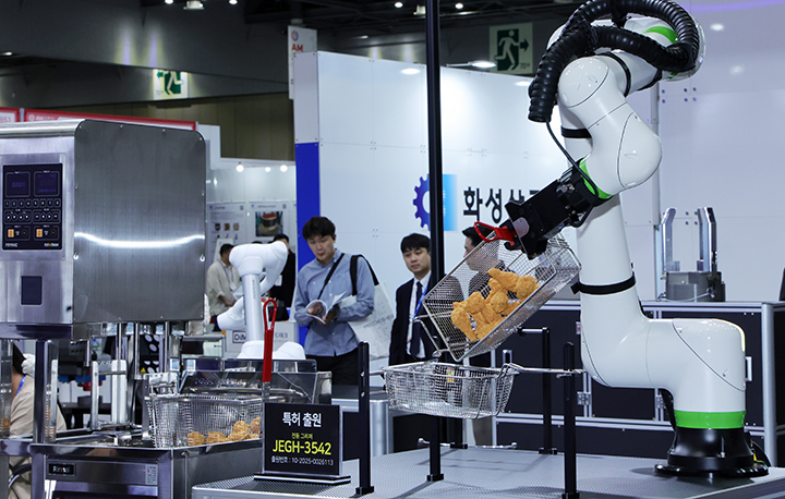 경기 고양시 킨텍스에서 열린 '2025 아시아 기계 & 제조 산업전(AMXPO)'에서 한 참가업체가 튀김 보조기와 키친로봇 자동화 과정을 선보이고 있다. 2025.9.23 (사진=저작권자(c) 연합뉴스, 무단 전재-재배포 금지)