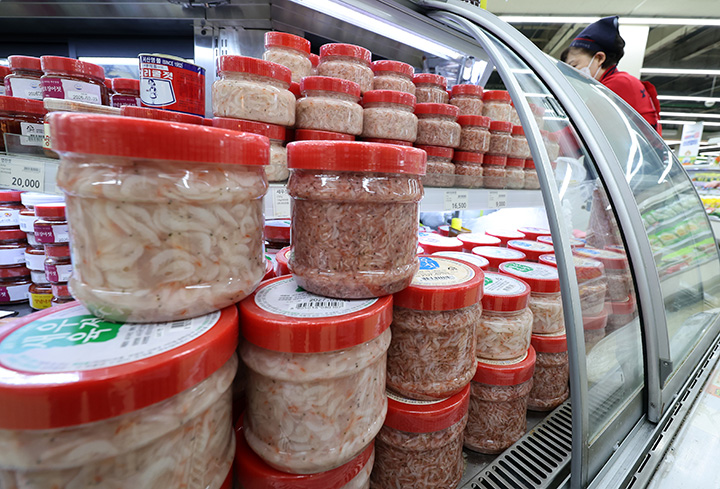 지난 4일 서울의 한 대형마트에 진열된 젓갈류.(사진=저작권자(c) 연합뉴스, 무단 전재-재배포 금지)