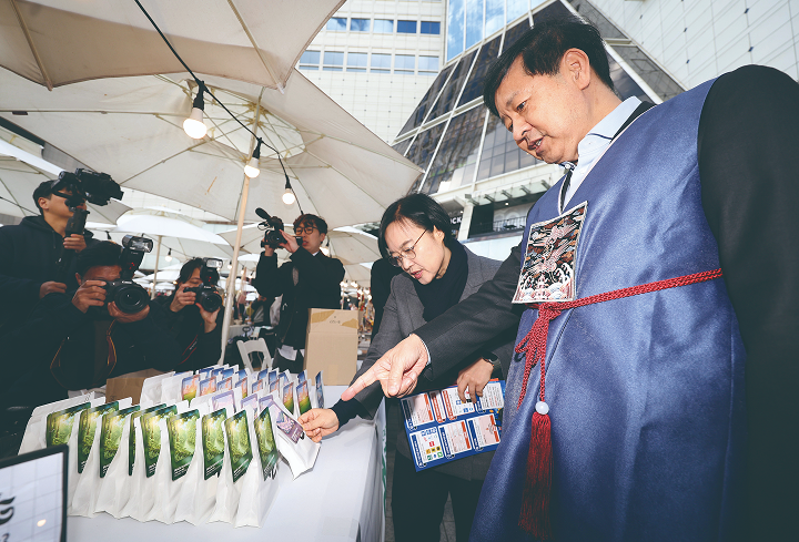 구윤철 부총리 겸 기획재정부 장관과 한성숙 중소벤처기업부 장관이 11월 2일 서울 중구 두타몰 광장에서 열린 코리아 그랜드 페스티벌 '모두의 동행'에 참석해 커피 제품을 살펴보고 있다.