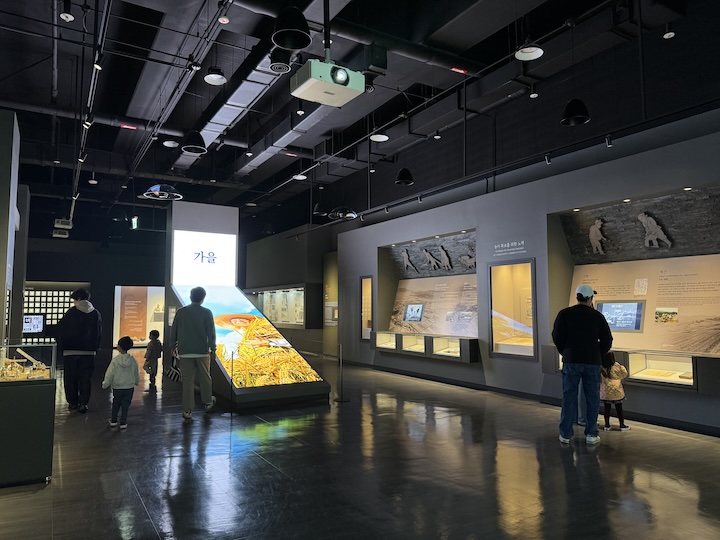 상설전시관 내부의 모습. 관람객들이 전시관 내부를 둘러보고 있다.