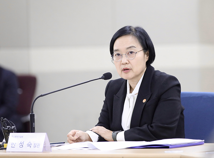 한성숙 중소벤처기업부 장관이 12일 인천 국제우편물류센터에서 열린 '중소기업 온라인 수출 활성화 방안 발표 및 현장 간담회'에서 모두 발언을 하고 있다. (사진=중소벤처기업부)