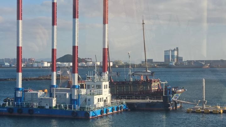 국립해양유산연구소 앞 해상에 정박해 있는 재현선과 해양 작업선.