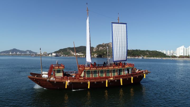 항행하는 조선통신사 재현선. (출처=국립해양유산연구소 제공)