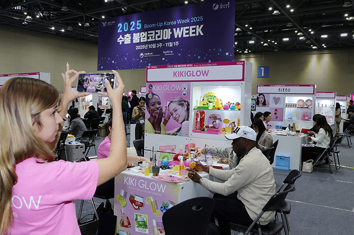 경기도 고양시 킨텍스에서 열린 '2025 수출 붐업 코리아 위크' 개막식에서 해외 바이어들이 국내 업체들과 상담하고 있다. 2025.10.21(사진=저작권자(c) 연합뉴스, 무단 전재-재배포 금지)