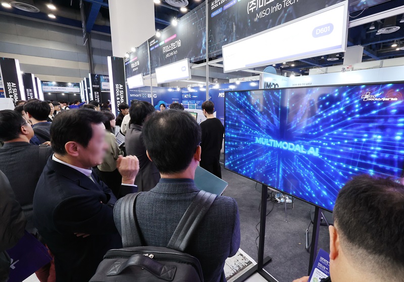 10일 서울 강남구 코엑스에서 열린 'AI 서밋 서울 & 엑스포 2025'를 찾은 참관객들이 부스를 둘러보고 있다. 2025.11.10(사진=저작권자(c) 연합뉴스, 무단 전재-재배포 금지)