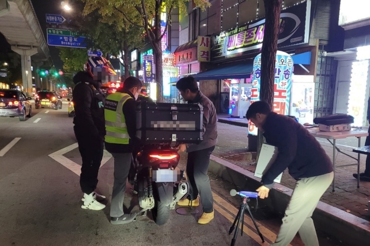 경기 의정부경찰서 직원들이 경전철 의정부역 일대에서 이륜차 불법 구조변경 단속을 벌이고 있다.(의정부경찰서 제공. 재판매 및 DB 금지) 2025.10.29. (ⓒ뉴스1, 무단 전재-재배포 금지)